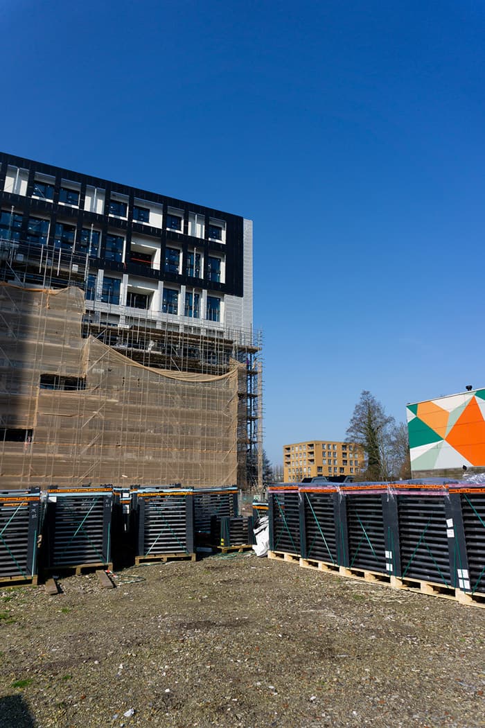 Proces bouw zonnepanelen gevel Baobab gebouw Utrecht | Solarix