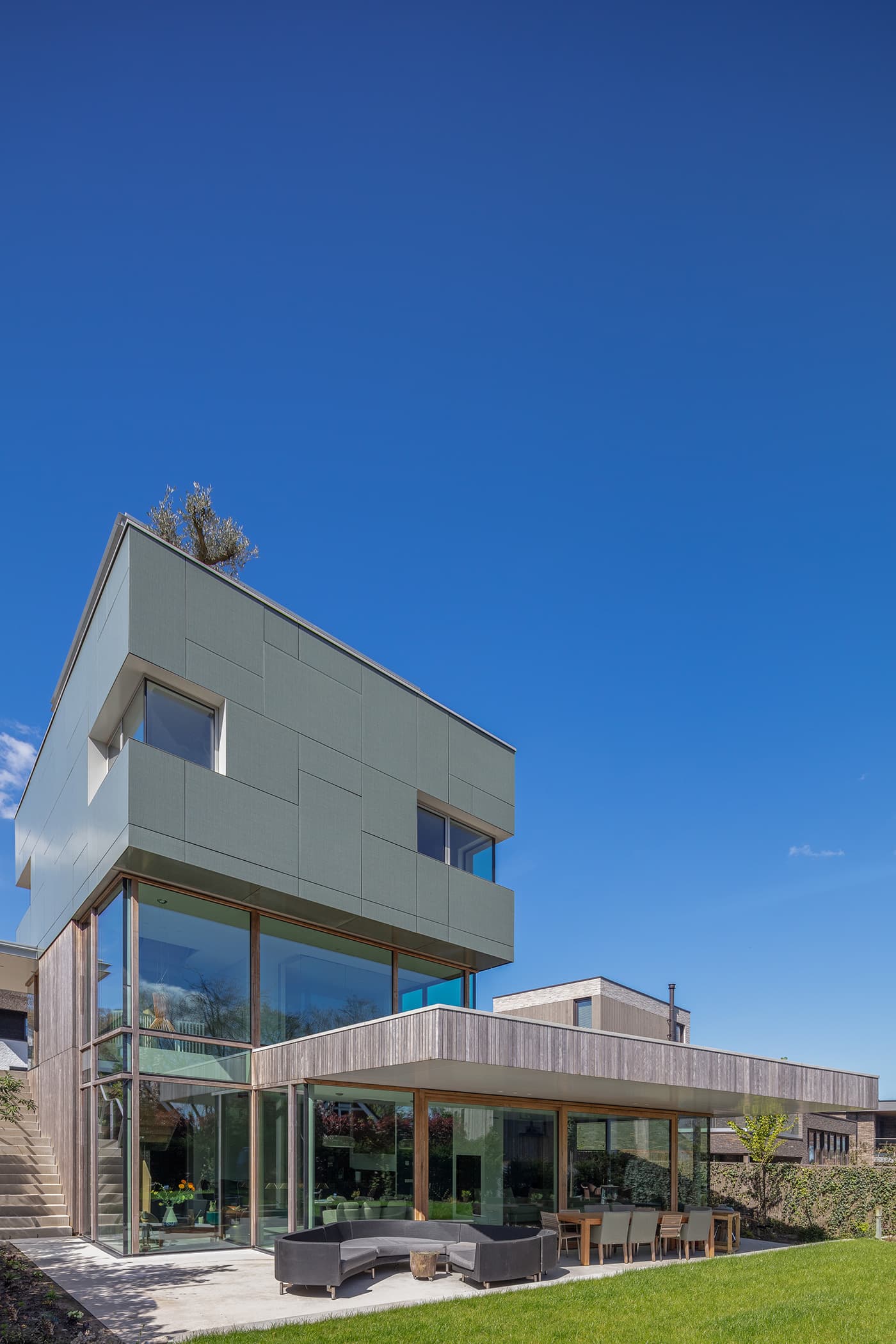 Energie-opwekkende woning in Lichtenberg met gekleurde zonnepanelen in de gevel | Amersfoort