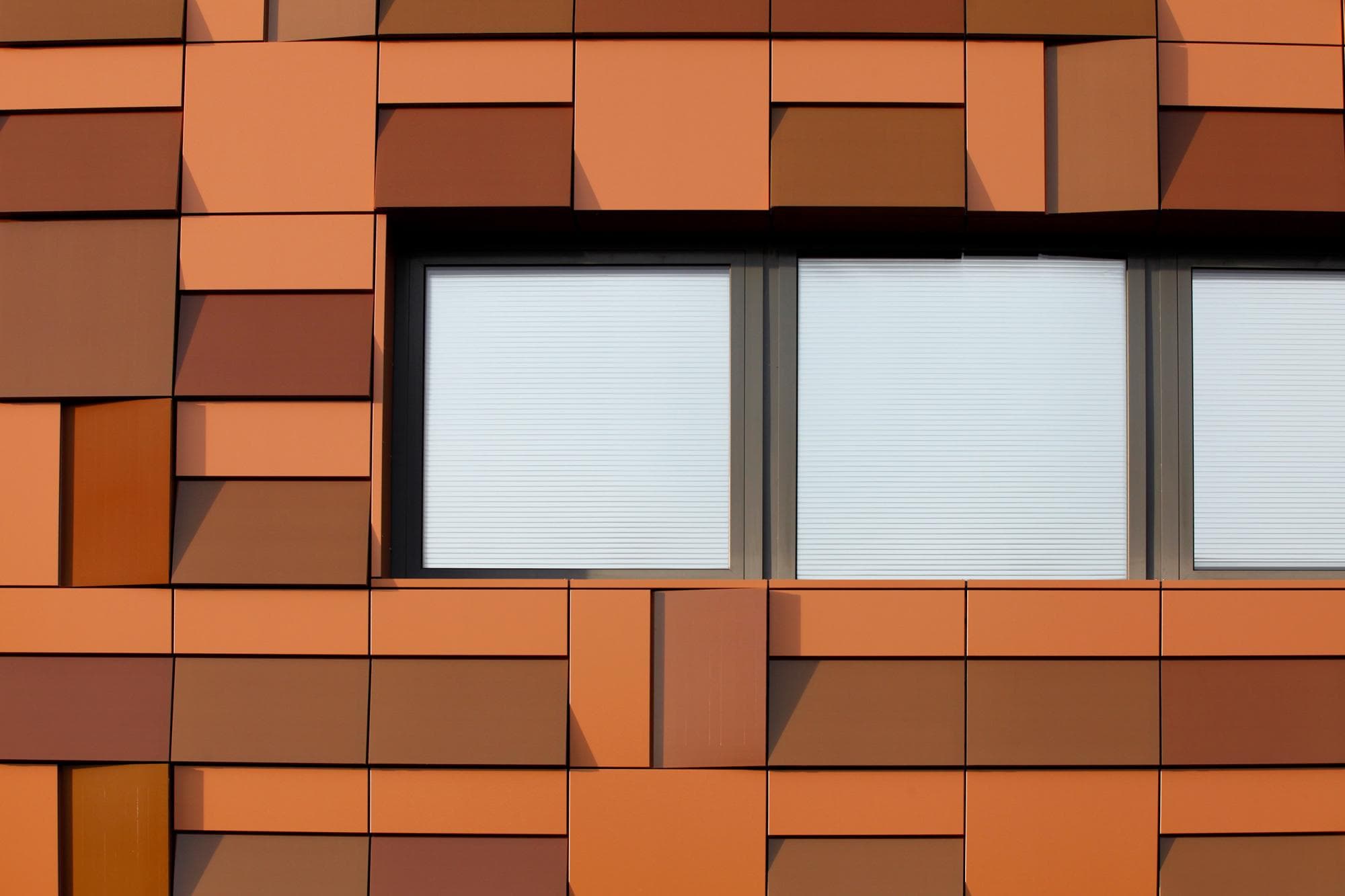 Solarix zonnepanelen op de gevel van Hoofdkantoor Kuijpers in Helmond | Zonnepanelen kleur gevel | Solar colour facade